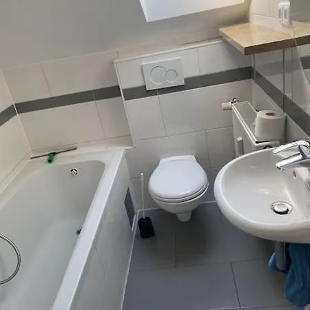 Grosse & Schone, Neu Renovierte Dachgeschosswohnung Apartment Schwabach