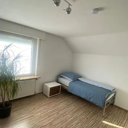 Grosse & Schone, Neu Renovierte Dachgeschosswohnung Apartment