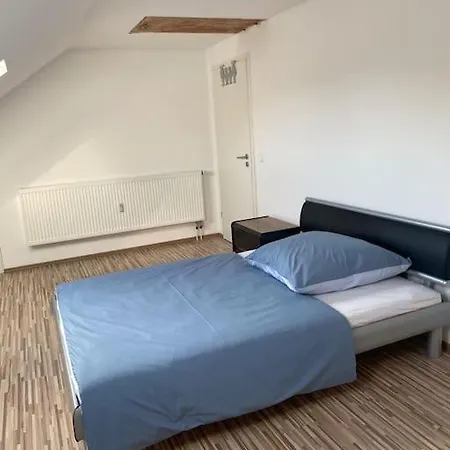 Grosse & Schone, Neu Renovierte Dachgeschosswohnung