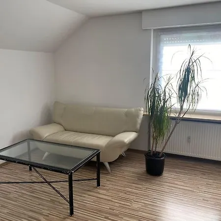 Apartment Grosse & Schone, Neu Renovierte Dachgeschosswohnung Schwabach